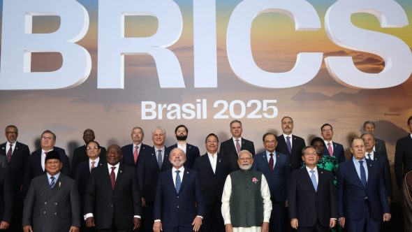 07.07.2025 – Cúpula de Líderes do BRICS

Fotografia de família dos Chefes de Estado e de Governo dos países-membros, parceiros e de engajamento externo, durante a Cúpula de Líderes do BRICS no Museu de Arte Moderna (MAM), no Rio de Janeiro

Foto: Ueslei Marcelino/BRICS Brasil