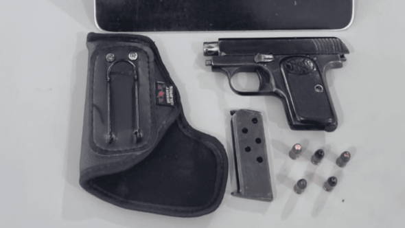 GCM de Bragança Paulista prende homem por porte ilegal de arma de fogo (Foto: Reprodução / SECOM)
