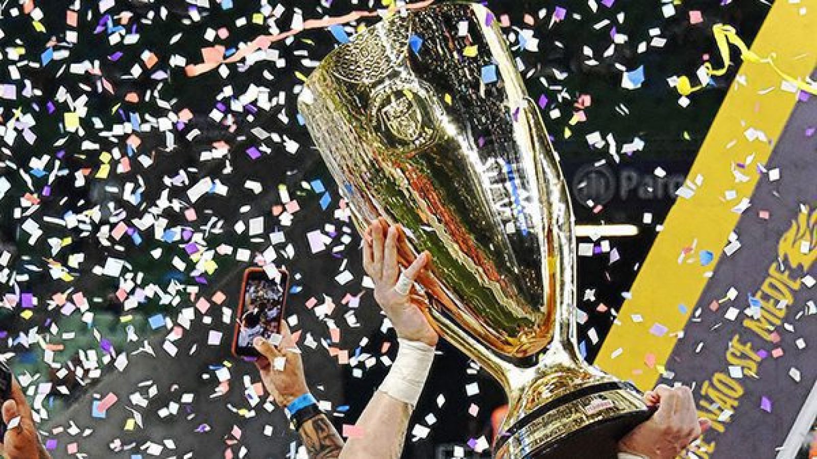 Corinthians captain Cassio holds the Paulista championship Cup after winning the final match against Palmeiras held at Allianz Parque stadium, in Sao Paulo, Brazil on April 8, 2018. / AFP PHOTO / NELSON ALMEIDA        (Photo credit should read NELSON ALMEIDA/AFP/Getty Images)