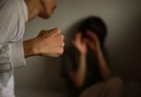 Campanha de conscientização e prevenção à violência contra a mulher em Indaiatuba, com gesto de apoio e cena que sugere ameaça e vulnerabilidade, em 2026.