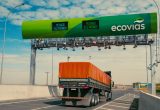 Pedágio eletrônico Free Flow na Rodovia Anchieta-Imigrantes com pórtico de cobrança e sinalização eletrônica, enquanto um caminhão passa pela pista de rodagem.