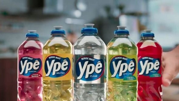 Garrafinhas de detergentes e desinfetantes Ypê em diferentes cores e rótulos, com destaque para as embalagens alinhadas, em contexto de Produtos Ypê liberados Anvisa.