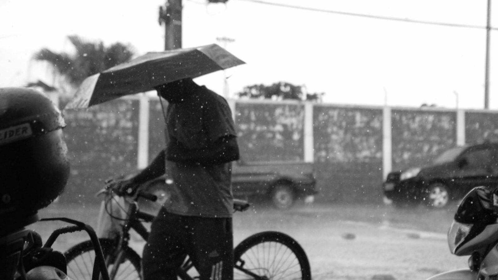 Onda de calor e forte chuva marca a semana com tempo instável (Foto: Iago Seo)