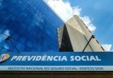 Fachada do Instituto Nacional do Seguro Social (INSS) com placa “PREVIDÊNCIA SOCIAL” e “INSTITUTO NACIONAL DO SEGURO SOCIAL”, em foto ao ar livre contra o céu. Governo amplia lista de doenças que permitem auxílio-doença sem carência.