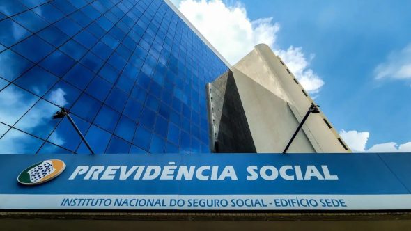 Fachada do Instituto Nacional do Seguro Social (INSS) com placa “PREVIDÊNCIA SOCIAL” e “INSTITUTO NACIONAL DO SEGURO SOCIAL”, em foto ao ar livre contra o céu. Governo amplia lista de doenças que permitem auxílio-doença sem carência.
