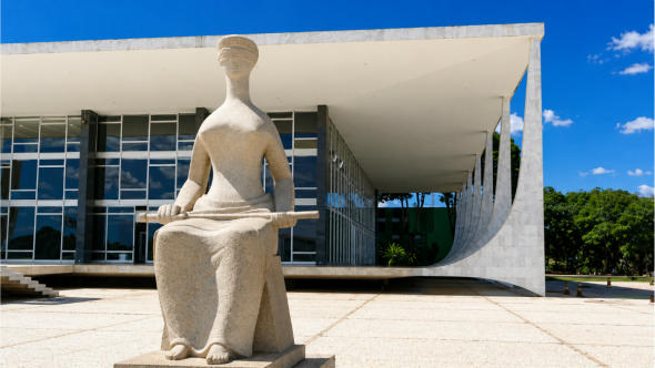 Prédio do Supremo Tribunal Federal ( STF) com estátua que fica na frente do prédio