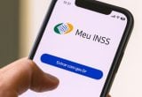 Aplicativo Meu INSS em um celular, com mensagem de login na tela. Texto sobre calendário: INSS começa a pagar benefícios de agosto hoje.
