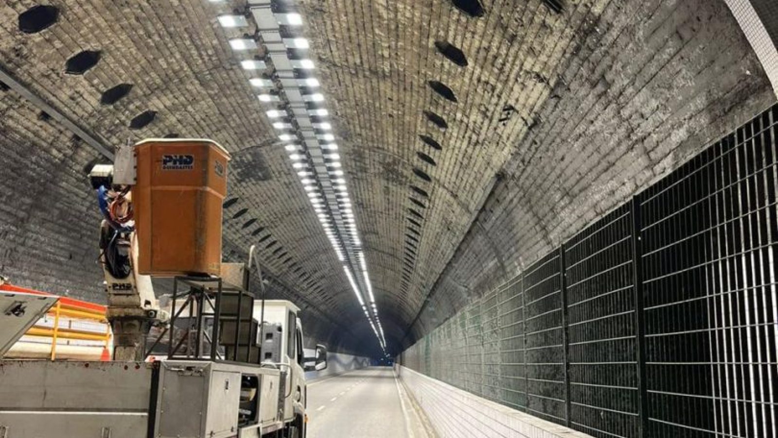 Novos projetores de LED melhoram iluminação no Túnel Rubens Ferreira Martins, no Centro de Santos (5)