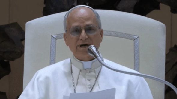 Papa Leão XIV em pronunciamento oficial durante voo para Argélia após críticas de Donald Trump.