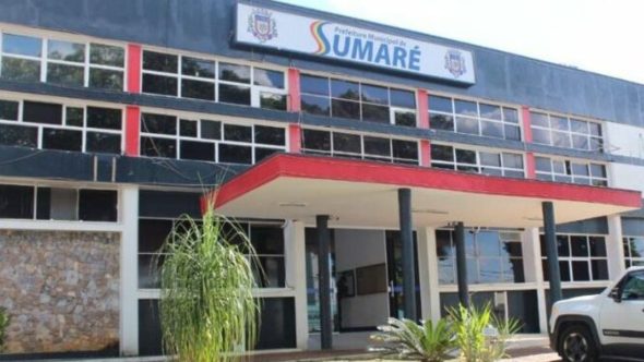 Fachada do prédio da Prefeitura de Sumaré, em imagem externa, com destaque para a placa “SUMARÉ”, contexto de feira de emprego em Sumaré