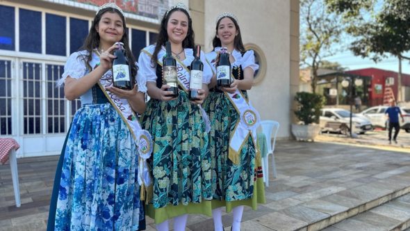 Princesa-rainha-e-embaixadora-da-14a-Festa-do-Vinho-de-Santana-1536x1152