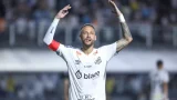 Neymar agita os braços em direção a torcida santista, em comemoração ao seu primeiro gol após o retorno ao clube.