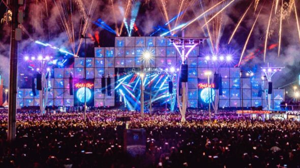 Vista panorâmica do Palco Mundo iluminado durante o festival Rock in Rio com grande público, representando a estrutura do evento para a abertura das vendas de ingressos.