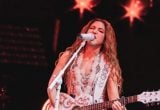 Cantora Shakira em destaque sobre notícia de absolvição de multa fiscal na Espanha.