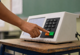 Título de eleitor brasileiro e smartphone acessando o portal de autoatendimento do TSE para regularização de cadastro.
