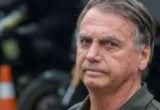 Bolsonaro aparece em foto oficial ao lado do STF, em contexto de defesa informando a retomada de visitas ao ex-presidente, com fundo institucional desfocado.