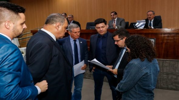 Cigarro eletrônico tipo vape em destaque para votação de projeto de lei sobre proibição de uso em Campinas.