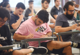 Estudantes fazendo prova em sala de aula, com foco na Unicamp e na abertura de Inscrições vestibular Unicamp para vestibular com novos cursos de graduação.