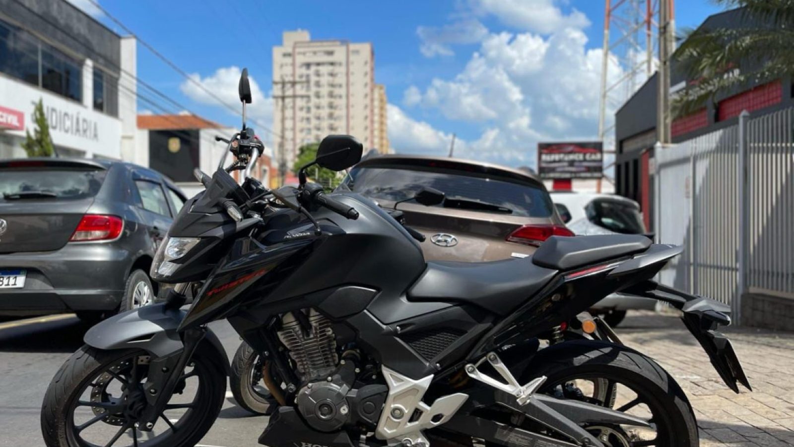 dupla é presa após tentar furtar moto