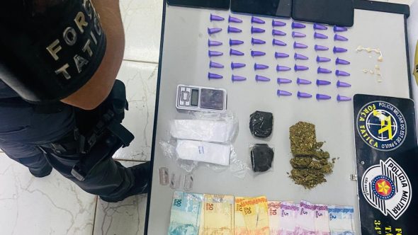 Apreensão de drogas e tráfico em Bragança Paulista (Foto: Divulgação/PM)