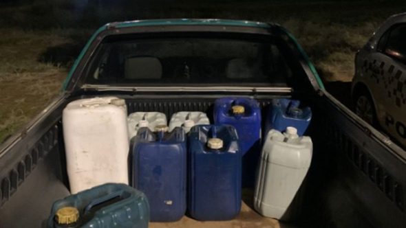 Dupla é flagrada furtando combustível de carreta