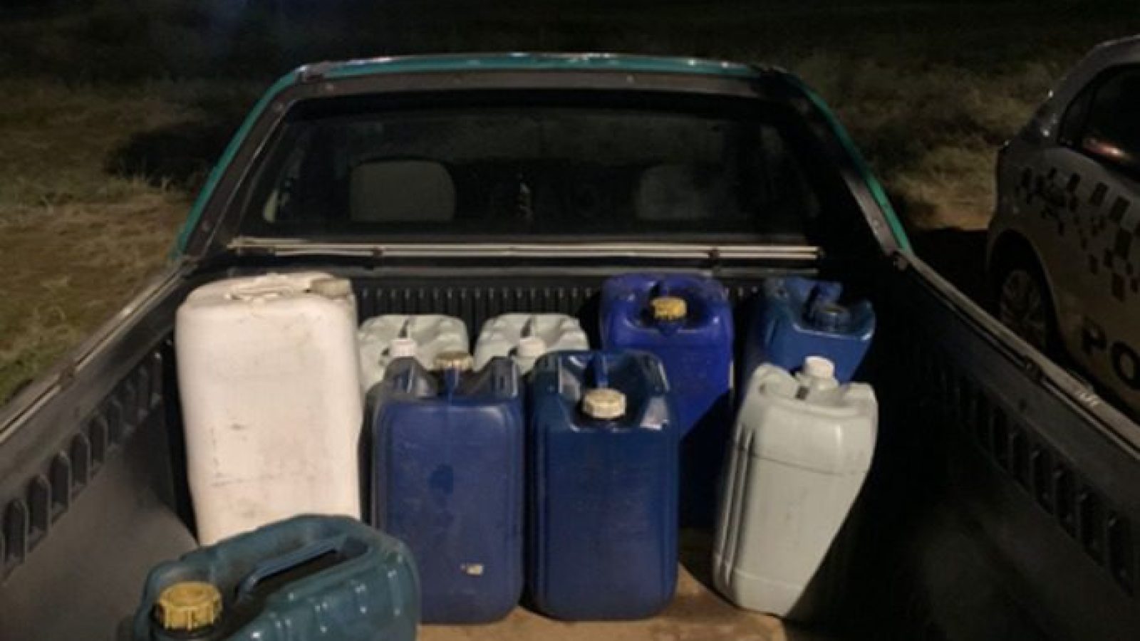 Dupla é flagrada furtando combustível de carreta