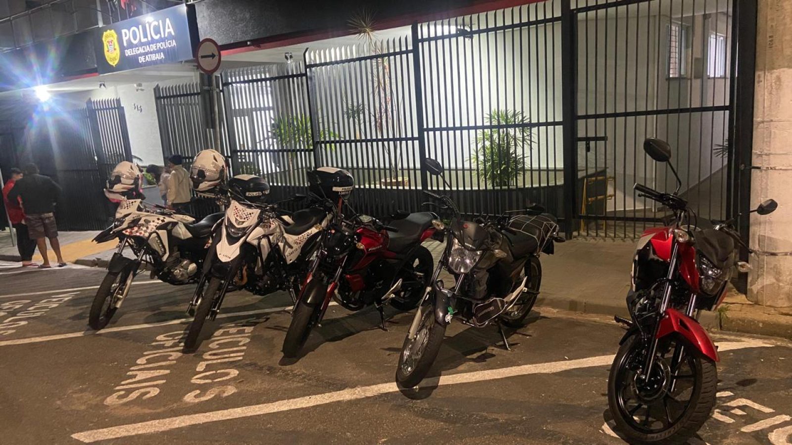 Polícia Militar de Atibaia recupera motocicleta roubada (Foto: Reprodução / PM)