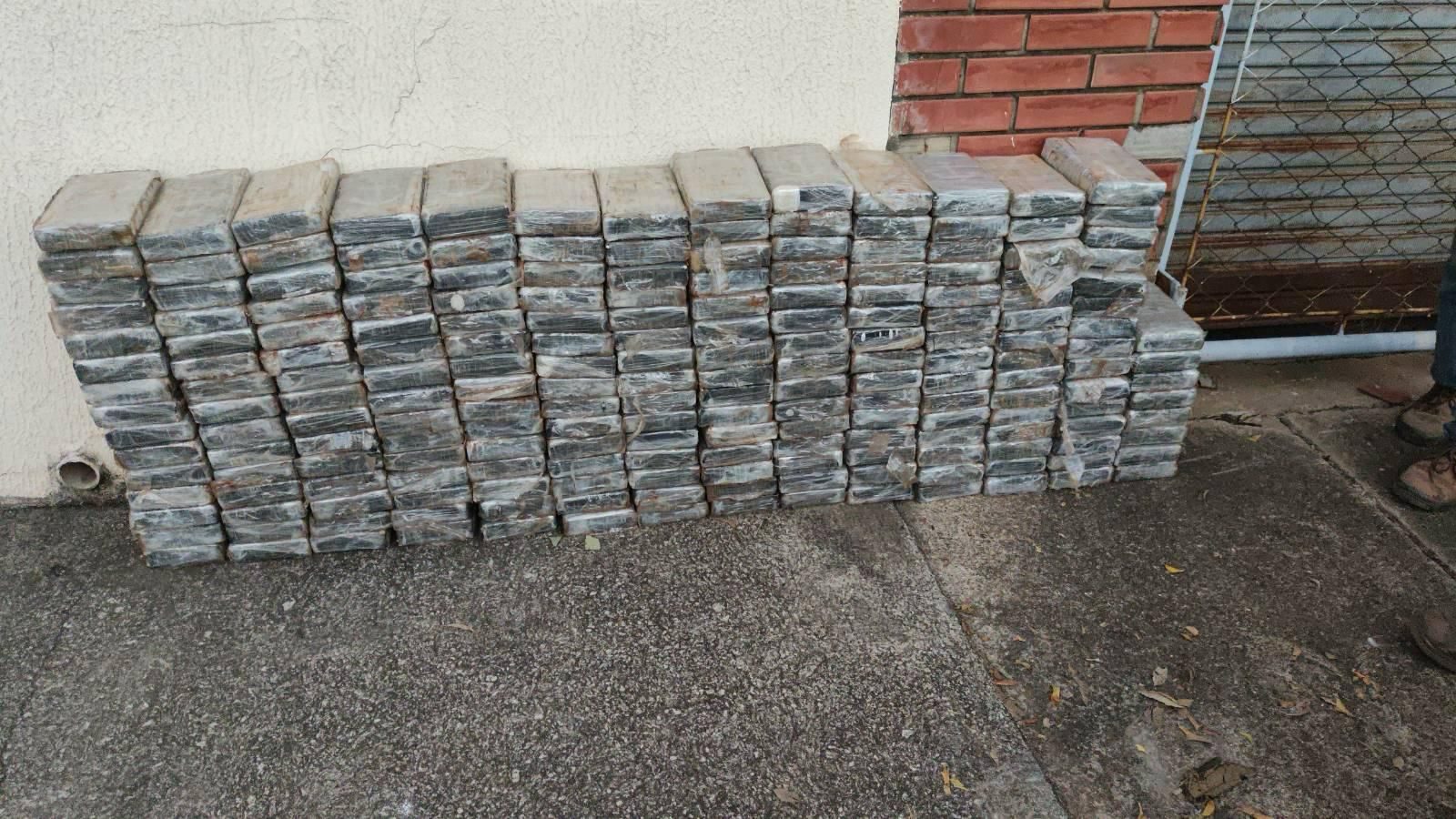 Drogas apreendidas pela Polícia Rodoviária Militar em Piracicaba (Foto: Reprodução / AgênciaSP)