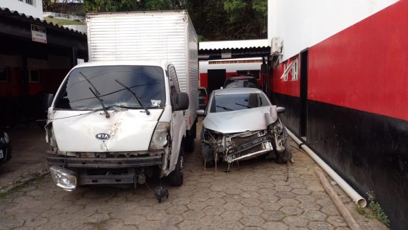 Carreta e carro foram apreendidos após perseguição entre Atibaia e Bragança Paulista (Foto: divulgação / PM)