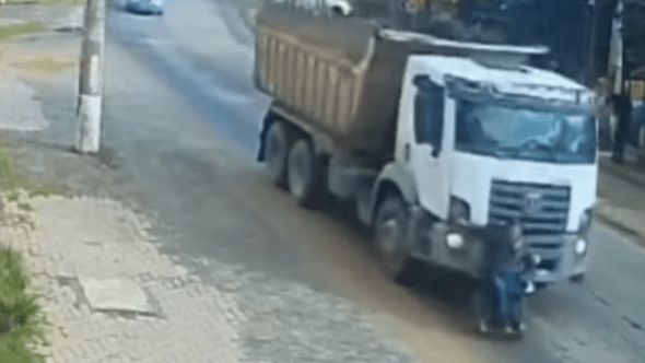 idoso em cadeira de rodas é arrastado por caminhão