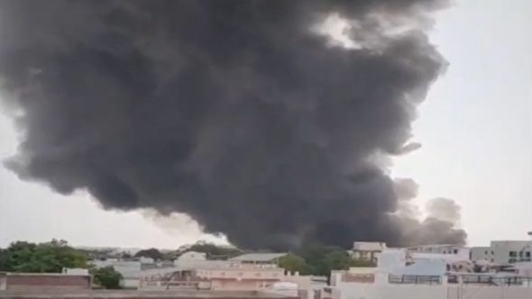 veja momento da queda de avião na india