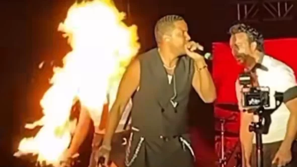 Chama atinge o rosto de bailarina durante apresentação do grupo Ilegales no México
