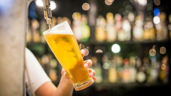 homem obrigado a beber