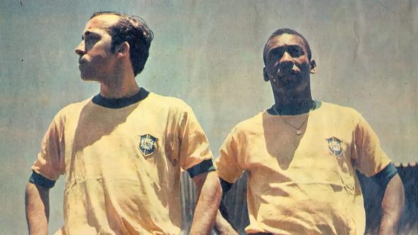 Pelé e jogadores da Seleção Brasileira de 1970 comemorando no Estádio Azteca, representando o tributo da Fifa na abertura da Copa do Mundo de 2026.