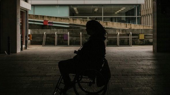 Cadeirante cadeira de rodas pcd pcds Nathan Mcdine Unsplash