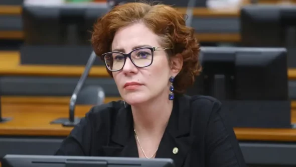 Deputada Carla Zambelli afirma estar fora do país após condenação no STF