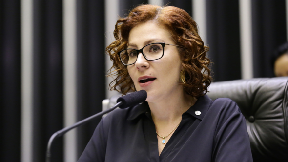 Deputada Carla Zambelli em sessão da Câmara antes de deixar o país