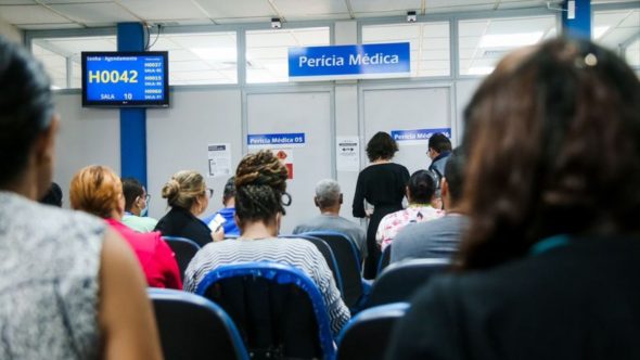 Atendimento de perícia médica do INSS para redução da fila de espera e avaliações sociais de segurados.