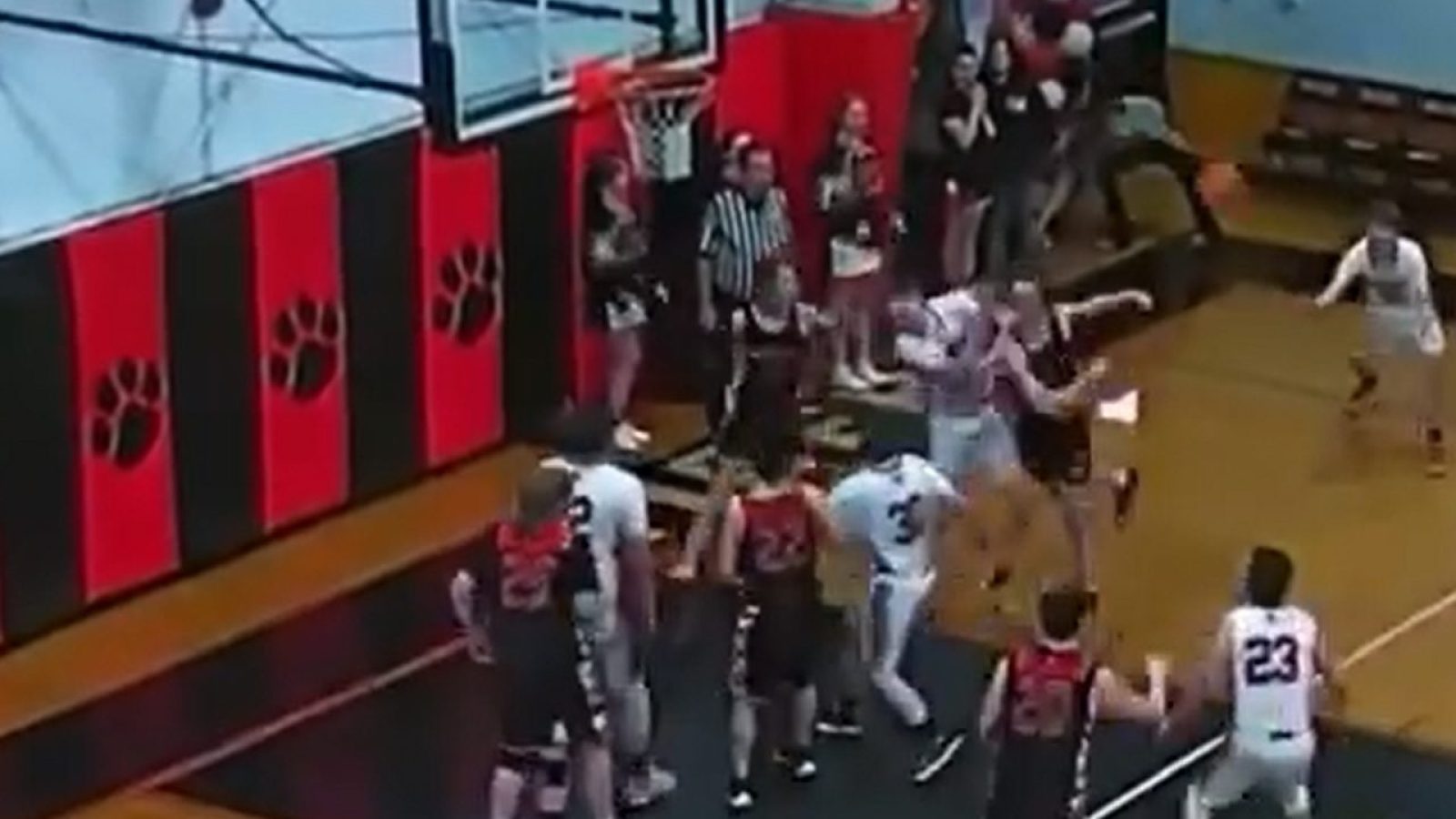 Cotovelada levou jovem a ser preso em jogo de basquete