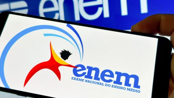 Estudante realizando pedido de isenção no Enem 2026 via internet em dispositivo digital.