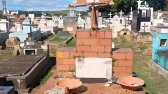 Homem leva crânio do avô para fazer trabalho espiritual