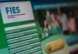 Imagem com destaque para a logomarca FIES em um card informativo, com seções sobre o que é o FIES, como se inscrever, condições de financiamento e perguntas frequentes, com fundo desfocado de pessoas e tela institucional. Abertura de inscrições para o segundo semestre.