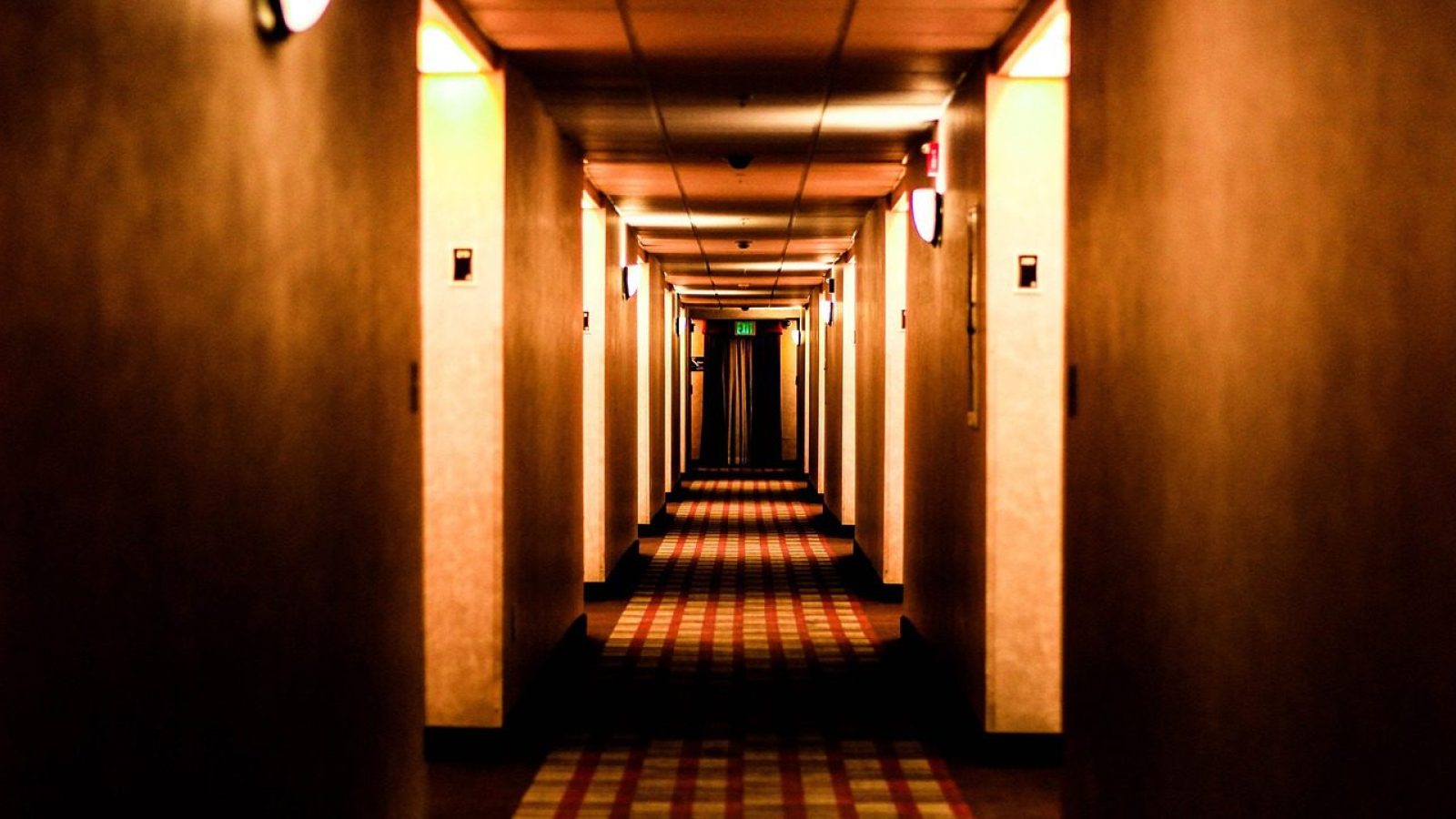 homem vai para motel