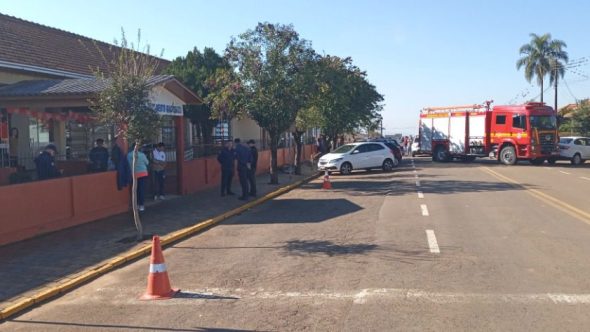 adolescente invade escola e ataca crianças com faca