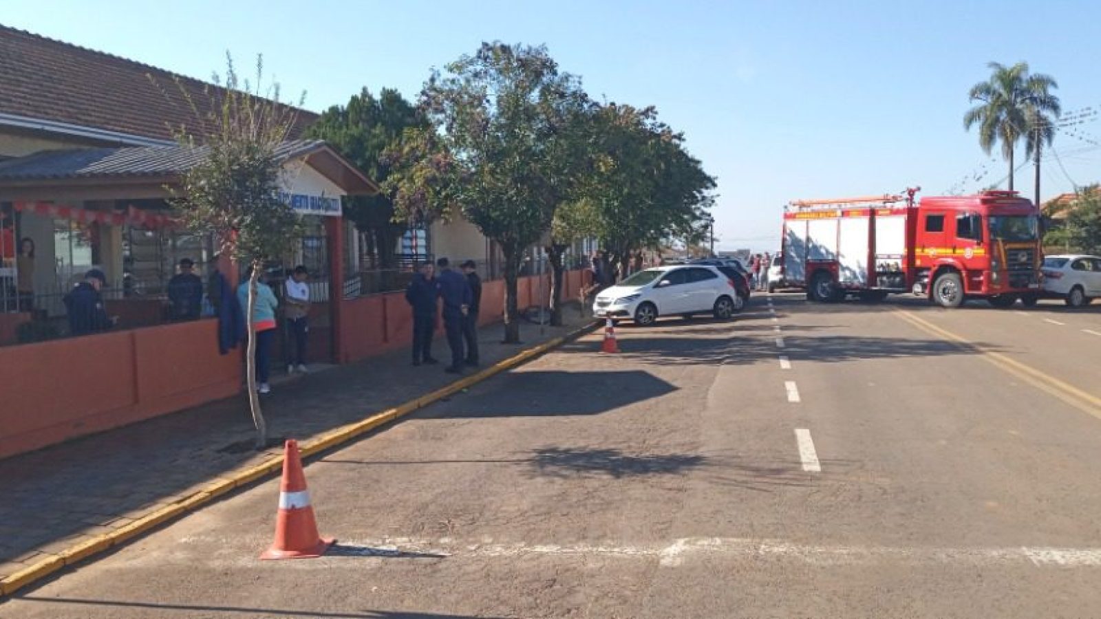 adolescente invade escola e ataca crianças com faca