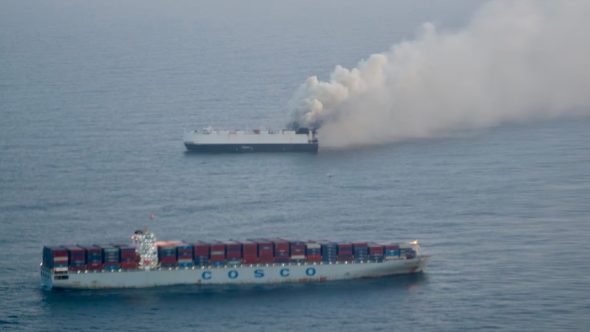 Navio é abandonado com carros elétricos (Foto: US Coast Guard (Guarda Costeria Norte Americana)