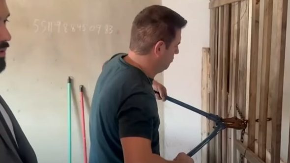 Pais que mantinham filho com autismo em jaula são presos na Grande SP (Imagem: Reprodução)