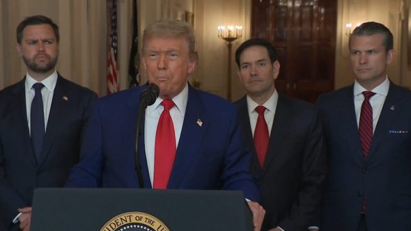 Trump durante o pronunciamento sobre o ataque americano contra o Irã (Foto: Reprodução / X)
