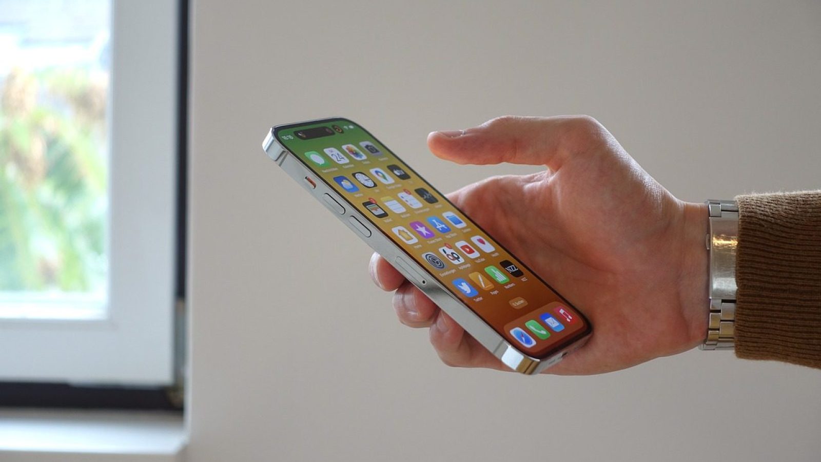 iPhone com nova interface do iOS 18 com recursos de IA