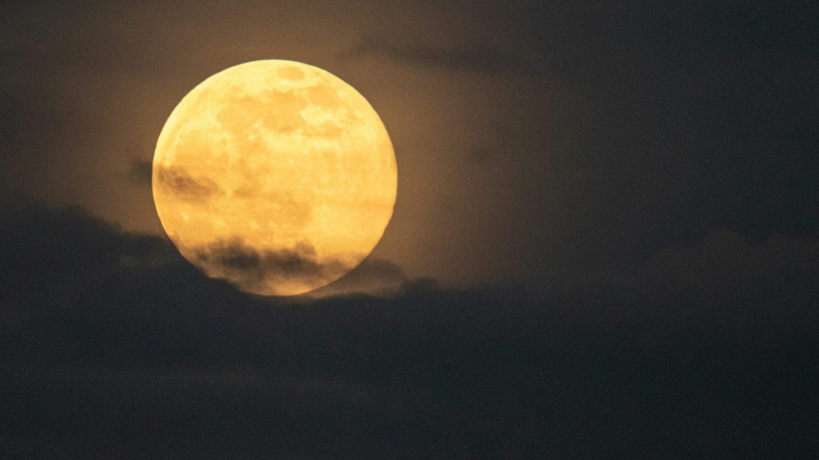Lua de Morango iluminando o céu noturno